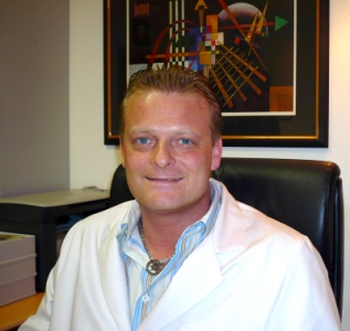 dr_holzer_cut 317x300jpg